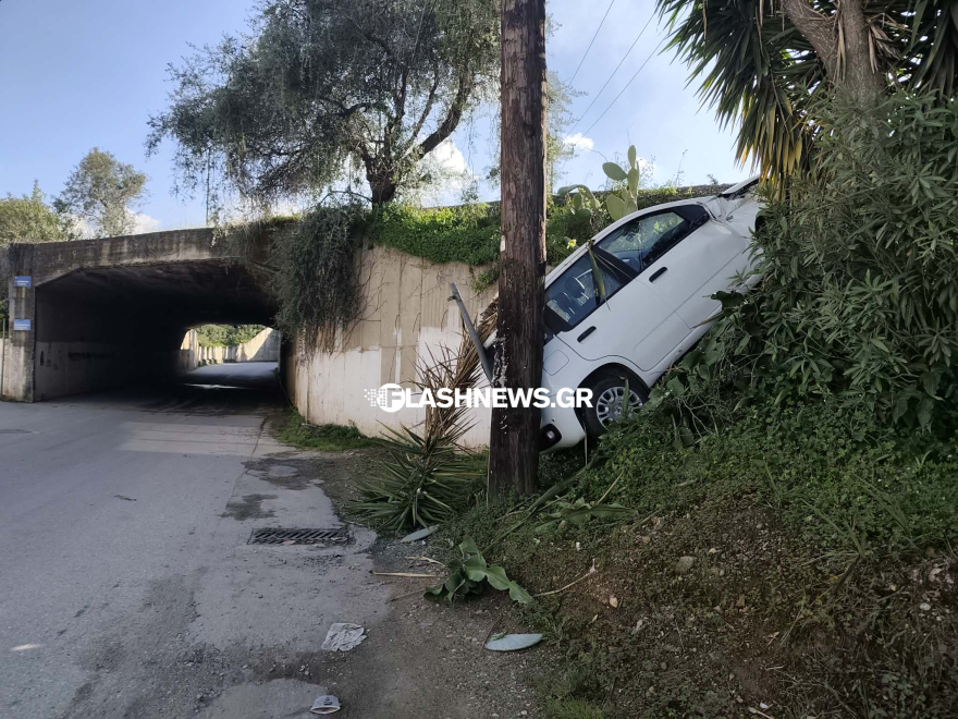 Αυτοκίνητο έπεσε από τον κόμβο Μουρνιών στα Χανιά, δείτε φωτογραφίες
