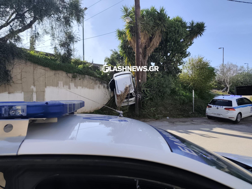 Αυτοκίνητο έπεσε από τον κόμβο Μουρνιών στα Χανιά, δείτε φωτογραφίες
