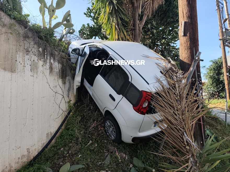Αυτοκίνητο έπεσε από τον κόμβο Μουρνιών στα Χανιά, δείτε φωτογραφίες
