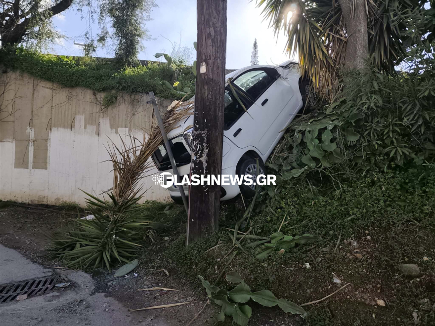 Αυτοκίνητο έπεσε από τον κόμβο Μουρνιών στα Χανιά, δείτε φωτογραφίες
