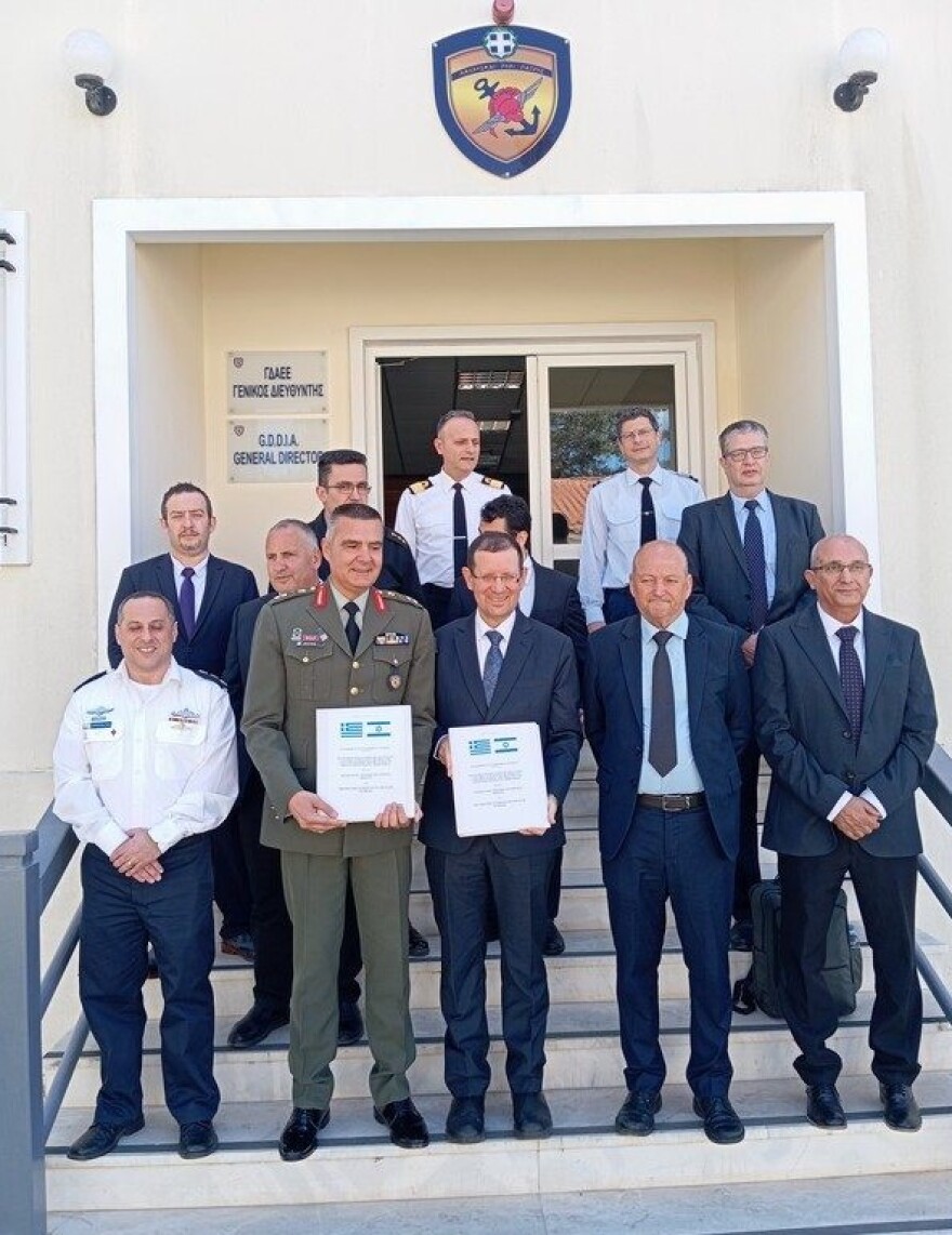 Υπογράφηκε η συμφωνία για τους εκτοξευτές πυραύλων PULS, μέρος δικτύου άμυνας «Ασπίδα του Αχιλλέα»