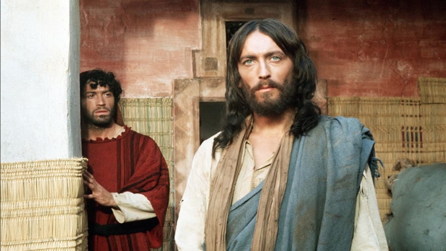Στη σκιά του «Ιησού από τη Ναζαρέτ» και το φετινό τηλεοπτικό Πάσχα: Τραγούδια, ταινίες, επαναλήψεις, όλα όσα θα δούμε στη μικρή μας οθόνη