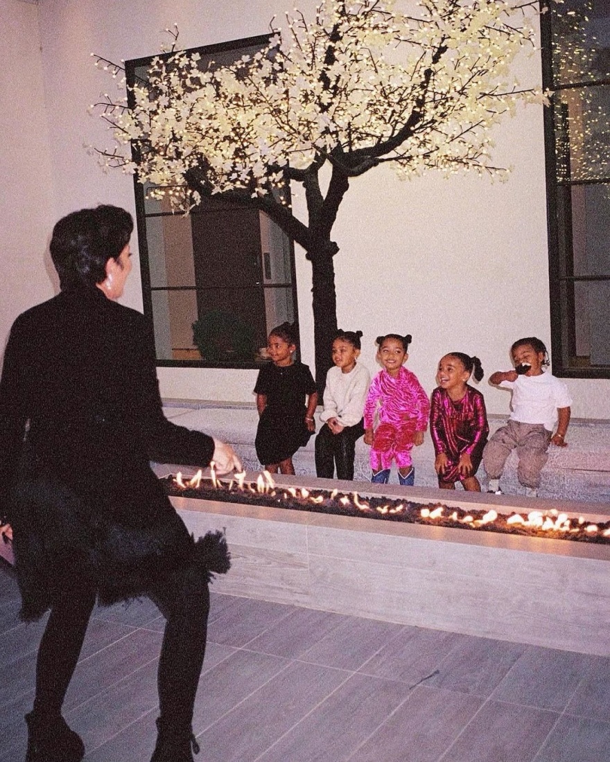 Κρις Τζένερ: Πασχαλινές αναμνήσεις με οικογενειακές φωτογραφίες από τα παλιά Η Κρις Τζένερ γιόρτασε το Πάσχα δημοσιεύοντας οικογενειακές φωτογραφίες από τα παλιά