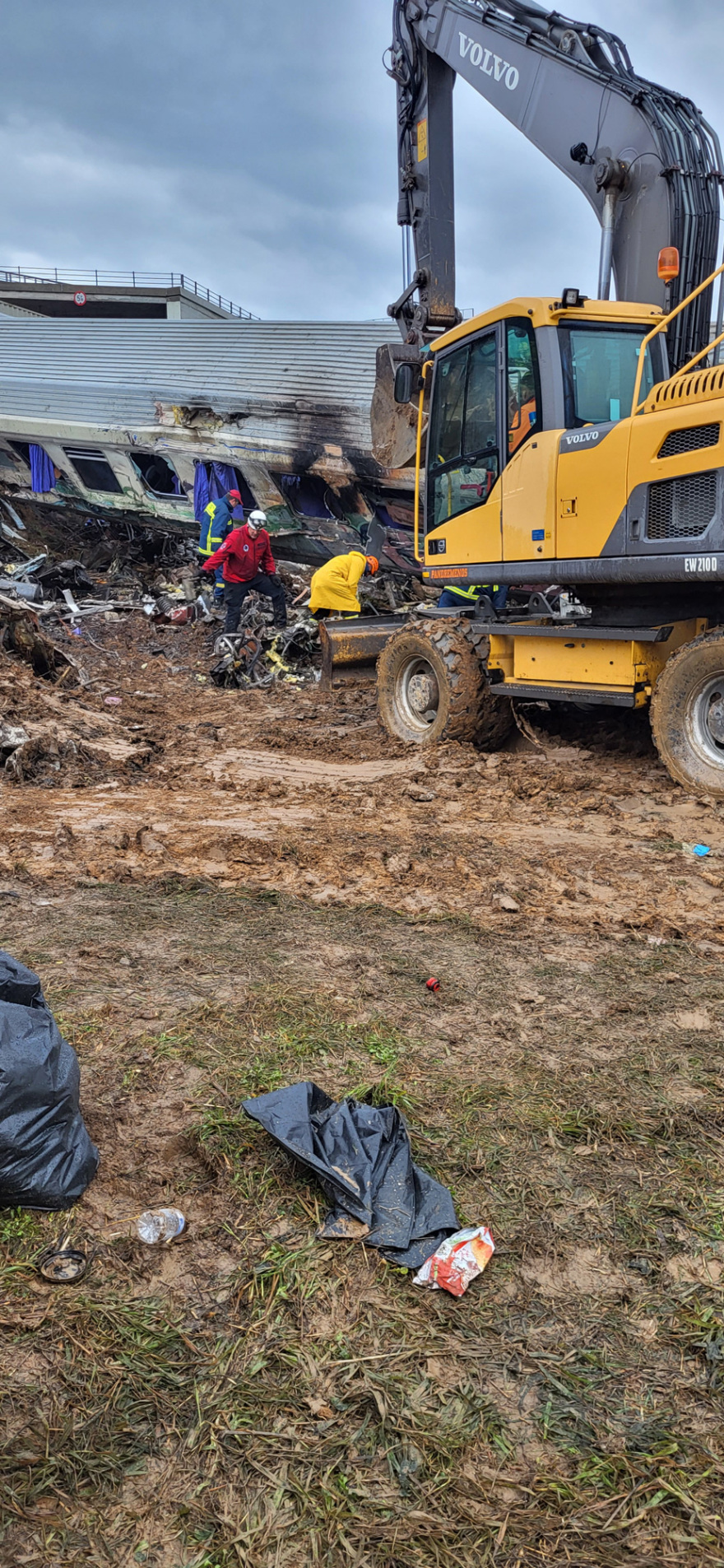 Βίντεο και φωτογραφίες του πραγματογνώμονα για την τραγωδία στα Τέμπη: «Δείχνει το μπάζωμα» λένε δικηγόροι συγγενών - Τι ισχύει 