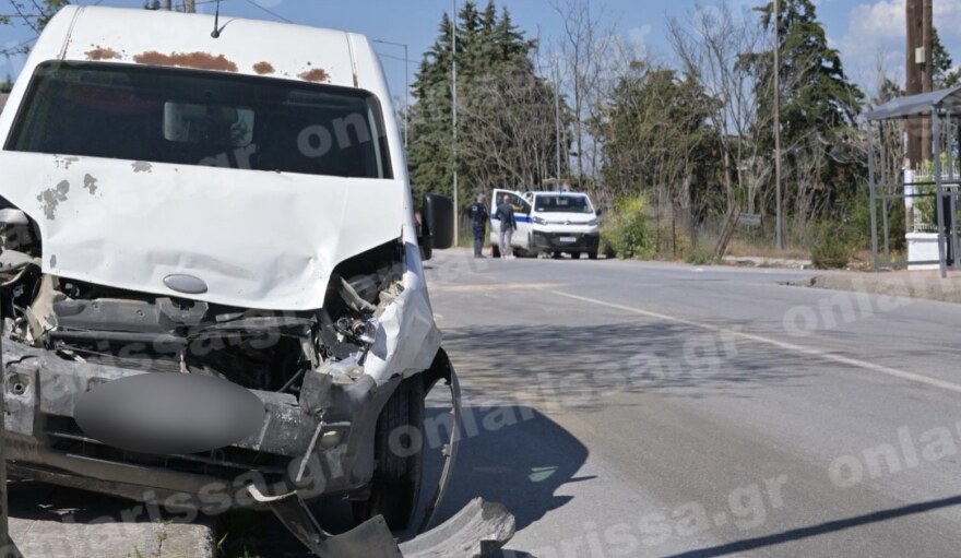 Διασωληνωμένος ένας 47χρονος μετά από καραμπόλα τριών αυτοκίνητών στη Λάρισα 
