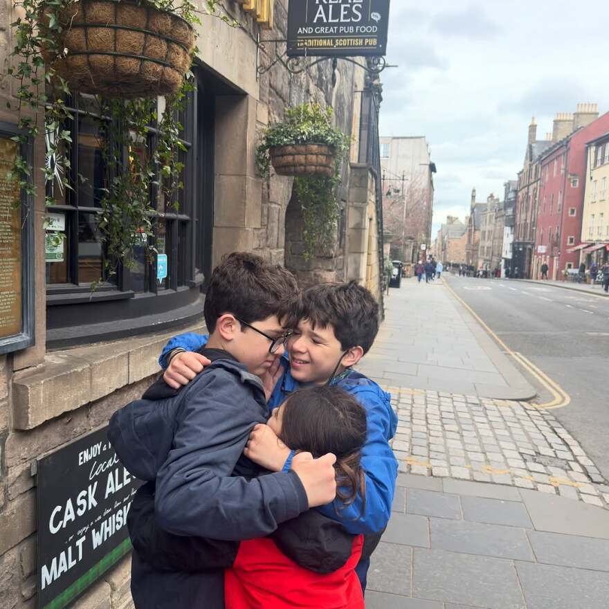 Καλομοίρα: Οικογενειακές στιγμές από το ταξίδι της στη Σκωτία Η Καλομοίρα ανέβασε φωτογραφίες από το οικογενειακό ταξίδι της στη Σκωτία