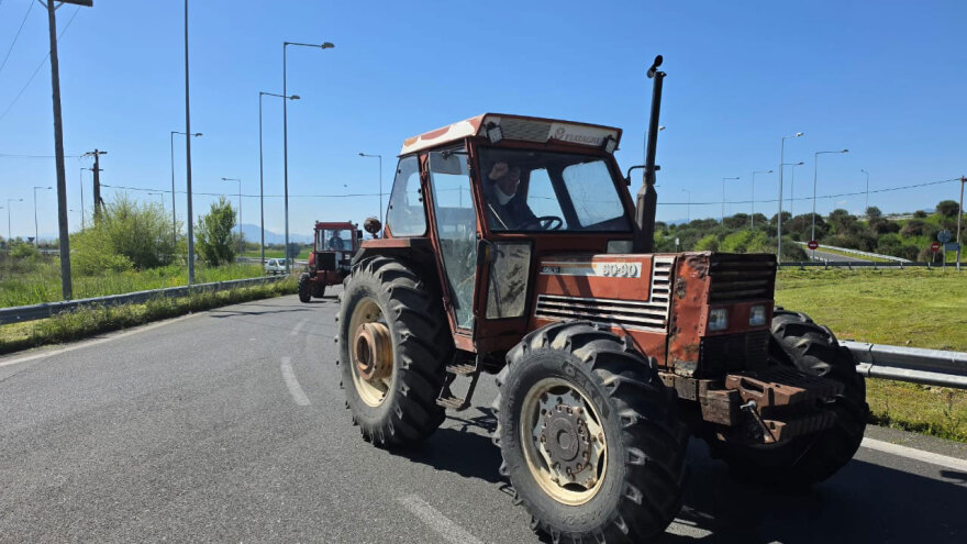 Αγρότες με τρακτέρ κατευθύνονται στον Ε65: Διαμαρτύρονται για ΟΠΕΚΕΠΕ και το αυξημένο κόστος παραγωγής, δείτε εικόνες