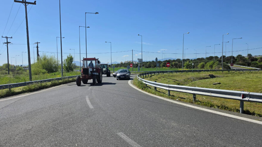 Αγρότες με τρακτέρ κατευθύνονται στον Ε65: Διαμαρτύρονται για ΟΠΕΚΕΠΕ και το αυξημένο κόστος παραγωγής, δείτε εικόνες