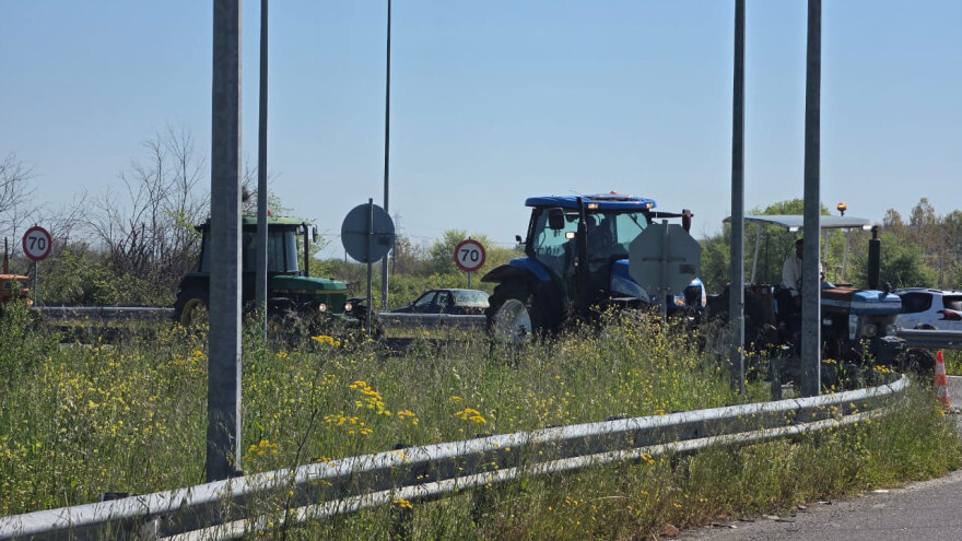 Αγρότες με τρακτέρ κατευθύνονται στον Ε65: Διαμαρτύρονται για ΟΠΕΚΕΠΕ και το αυξημένο κόστος παραγωγής, δείτε εικόνες