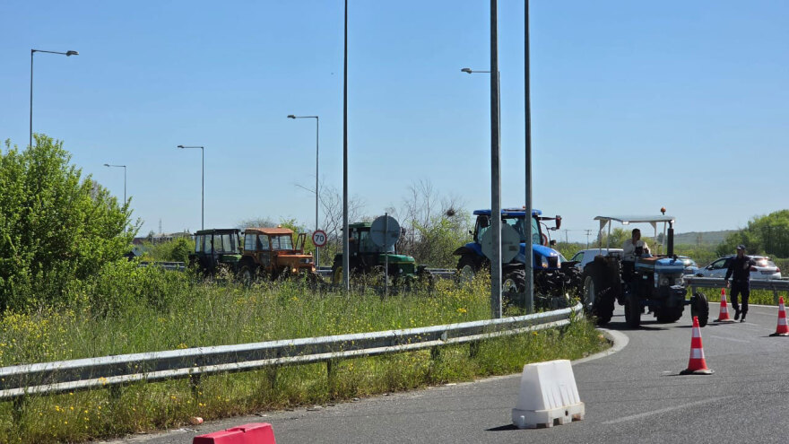 Αγρότες με τρακτέρ κατευθύνονται στον Ε65: Διαμαρτύρονται για ΟΠΕΚΕΠΕ και το αυξημένο κόστος παραγωγής, δείτε εικόνες