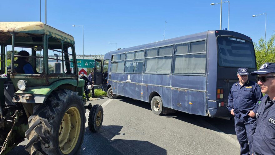 Αγρότες με τρακτέρ κατευθύνονται στον Ε65: Διαμαρτύρονται για ΟΠΕΚΕΠΕ και το αυξημένο κόστος παραγωγής, δείτε εικόνες