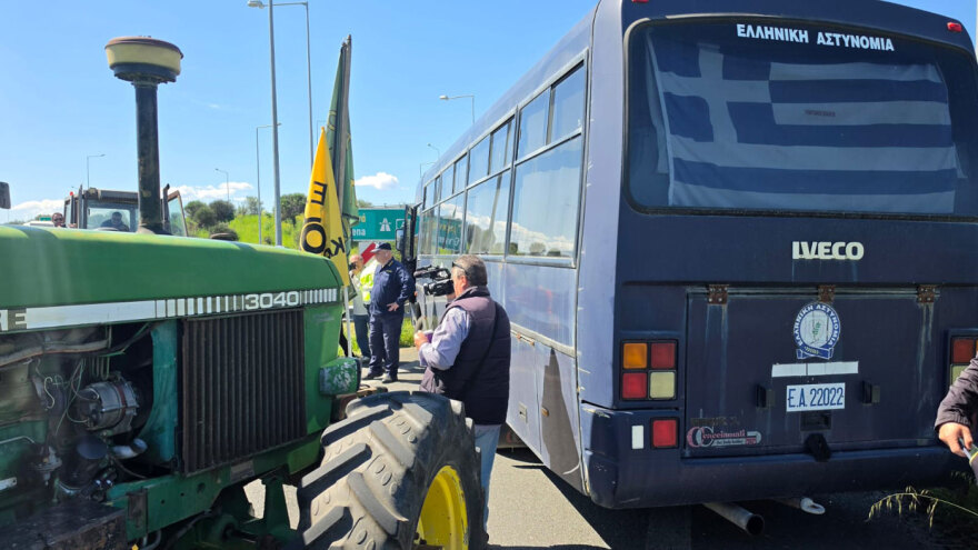 Αγρότες με τρακτέρ κατευθύνονται στον Ε65: Διαμαρτύρονται για ΟΠΕΚΕΠΕ και το αυξημένο κόστος παραγωγής, δείτε εικόνες