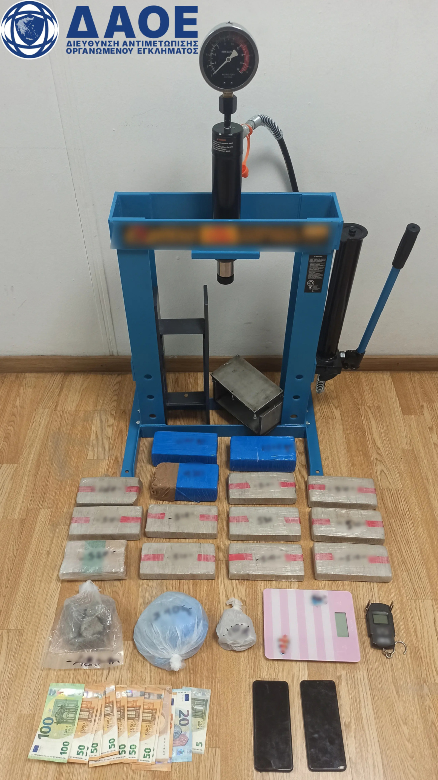 Συνελήφθη από το ελληνικό FBI 34χρονος στον Πειραιά με 8,8 κιλά ηρωίνης, έκανε την διακίνηση με ταξί
