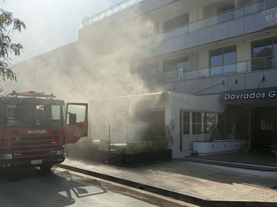 Φωτιά σε εστιατόριο στη Γλυφάδα, επί τόπου η πυροσβεστική - Δεν υπήρξαν τραυματισμοί 