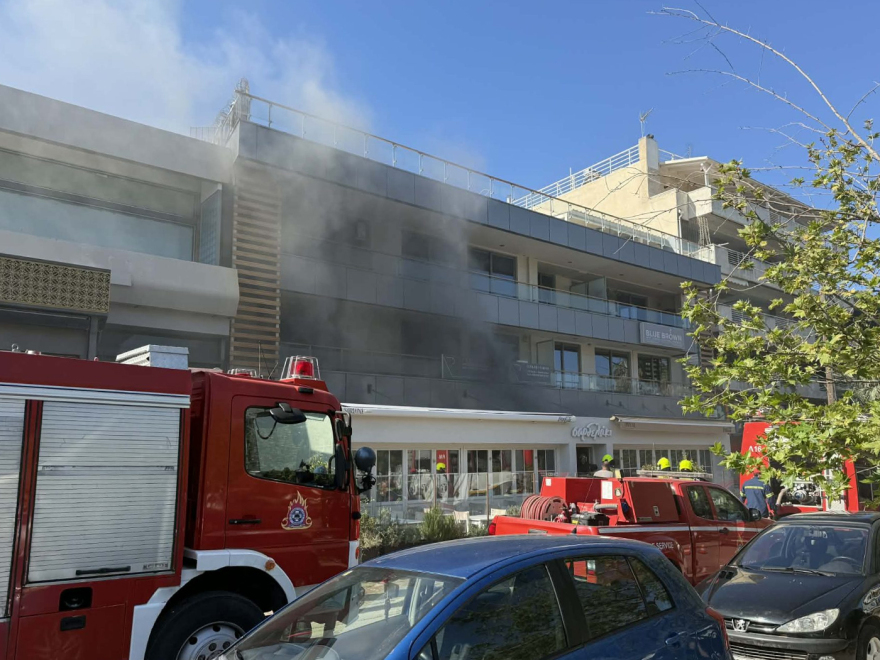 Φωτιά σε εστιατόριο στη Γλυφάδα, επί τόπου η πυροσβεστική - Δεν υπήρξαν τραυματισμοί 