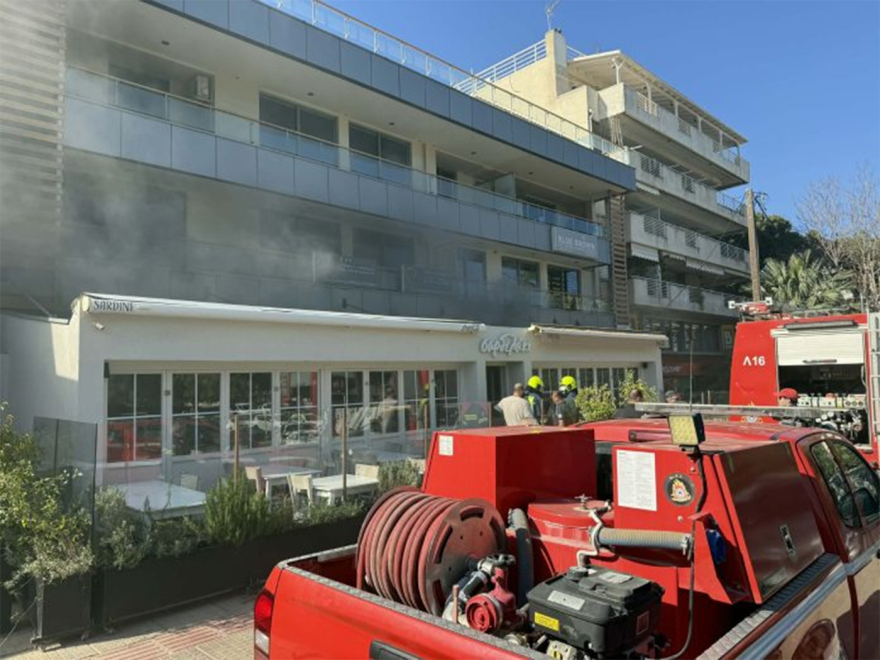 Φωτιά σε εστιατόριο στη Γλυφάδα, επί τόπου η πυροσβεστική - Δεν υπήρξαν τραυματισμοί 