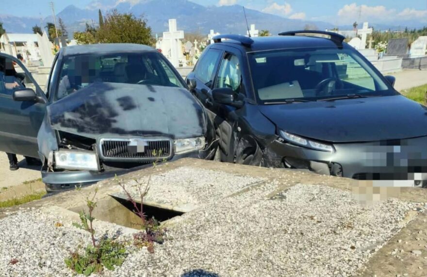 Δύο αυτοκίνητα συγκρούστηκαν μέσα σε νεκροταφείο στο Αγρίνιο