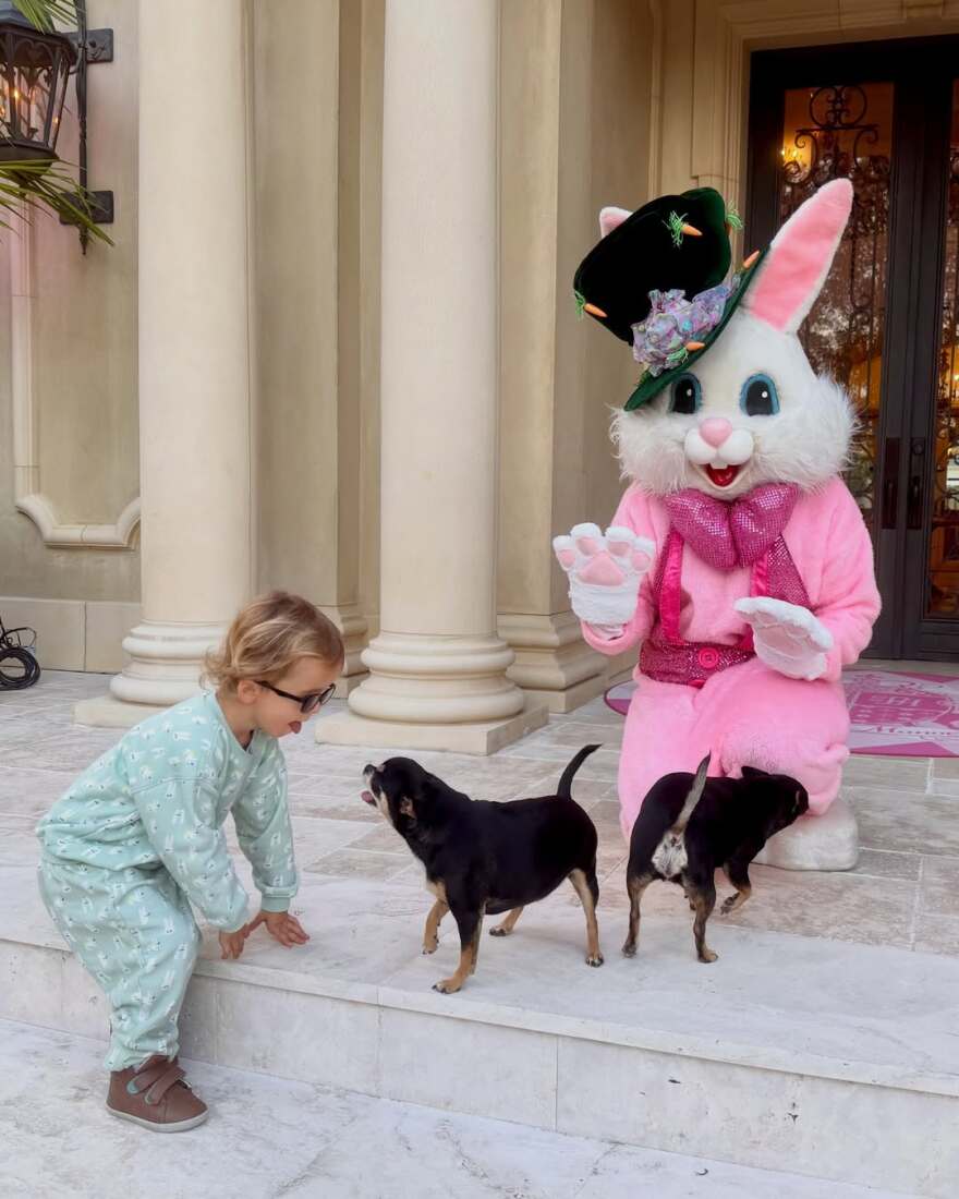 Πάρις Χίλτον: Τα στιγμιότυπα με τα παιδιά της από το Πάσχα