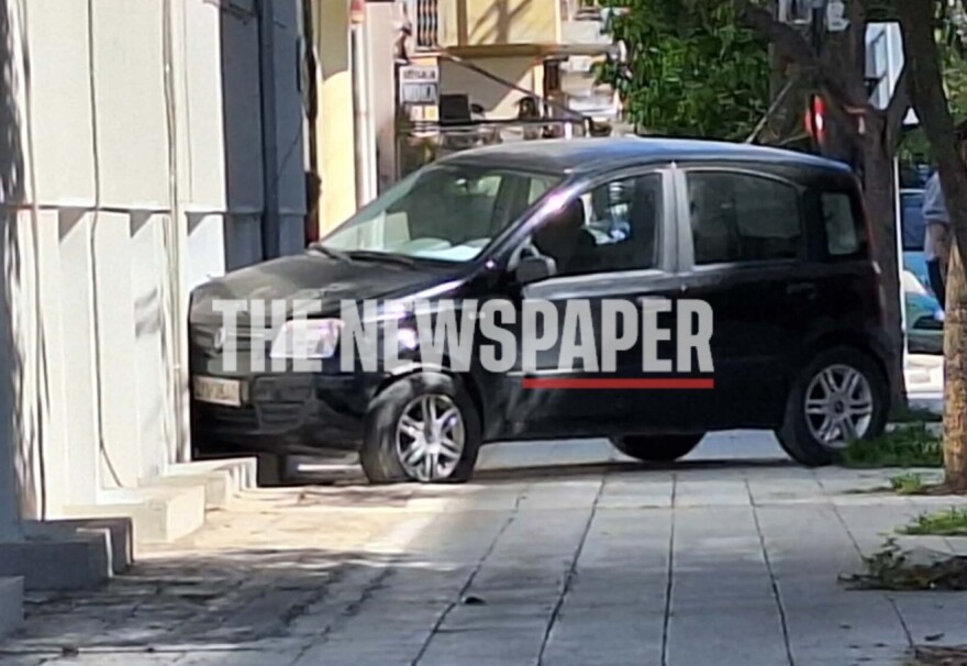 Αυτοκίνητο καρφώθηκε σε πολυκατοικία στον Βόλο μετά από σύγκρουση με άλλο ΙΧ, φωτογραφίες