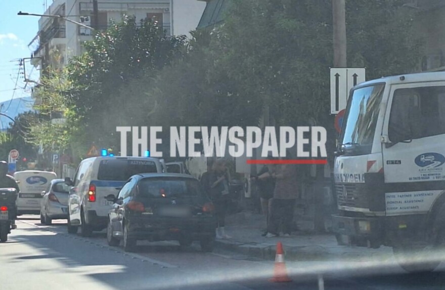 Αυτοκίνητο καρφώθηκε σε πολυκατοικία στον Βόλο μετά από σύγκρουση με άλλο ΙΧ, φωτογραφίες