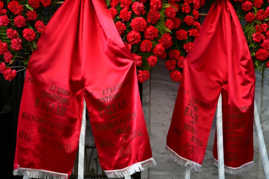 Τελευταίο αντίο στον γιο της Θεανώς Φωτίου, Βασίλη Ρίζο που έφυγε από τη ζωή στα 48 του, συντετριμμένη η οικογένεια