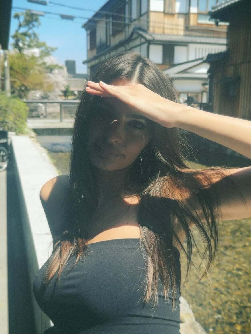 Η τόπλες φωτογραφία της Έμιλι Ραταϊκόφσκι από το ταξίδι της στην Ιαπωνία με τον Ρομέν Γαβρά