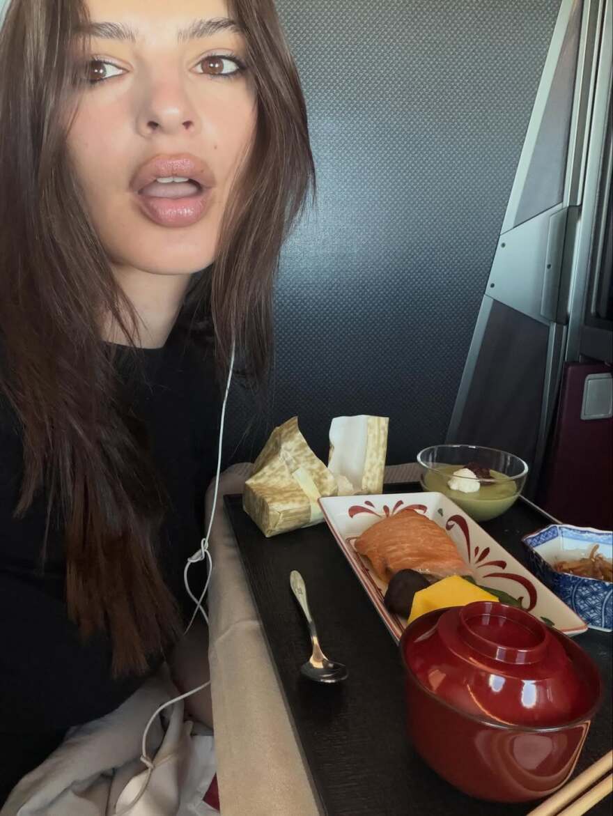 Η τόπλες φωτογραφία της Έμιλι Ραταϊκόφσκι από το ταξίδι της στην Ιαπωνία με τον Ρομέν Γαβρά