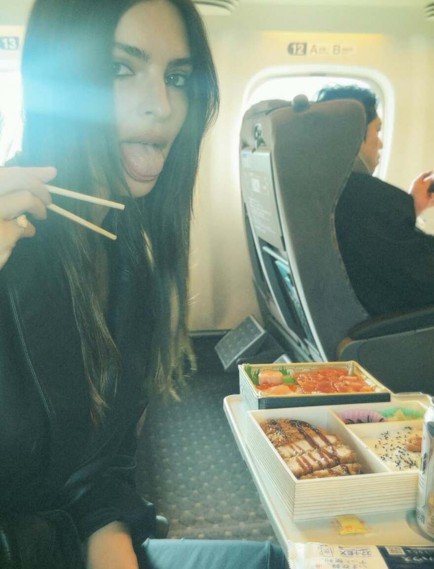 Η τόπλες φωτογραφία της Έμιλι Ραταϊκόφσκι από το ταξίδι της στην Ιαπωνία με τον Ρομέν Γαβρά