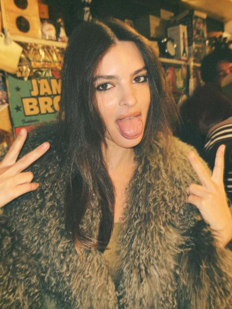 Η τόπλες φωτογραφία της Έμιλι Ραταϊκόφσκι από το ταξίδι της στην Ιαπωνία με τον Ρομέν Γαβρά