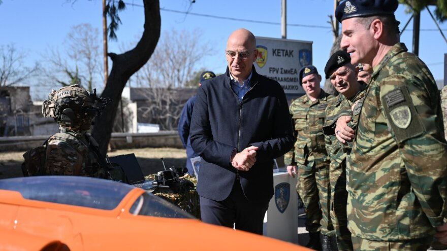 Δένδιας από Αχαρνές: Πρόοδος στην ανάπτυξη σταθμών παραγωγής drones στο 306 Εργοστάσιο Βάσης Τηλεπικοινωνιών
