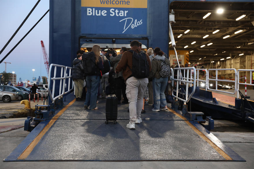 Φεύγουν οι εκδρομείς του Πάσχα για τα νησιά, αυξημένη κίνηση στα λιμάνια, δείτε φωτογραφίες

