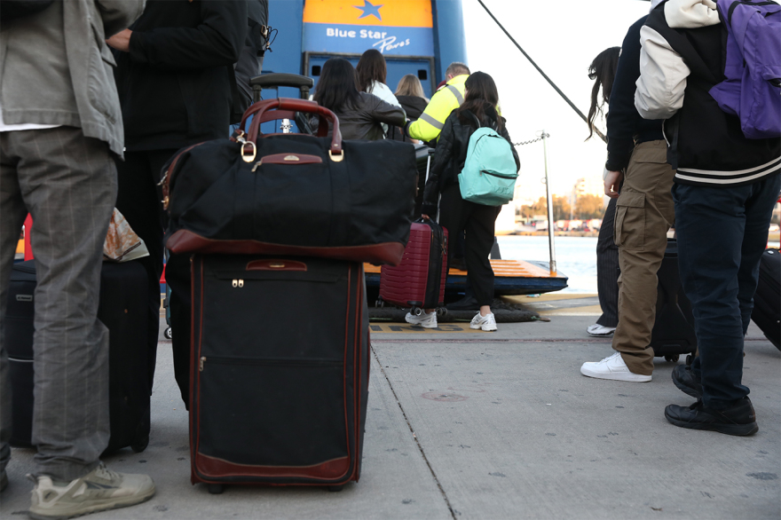 Φεύγουν οι εκδρομείς του Πάσχα για τα νησιά, αυξημένη κίνηση στα λιμάνια, δείτε φωτογραφίες
