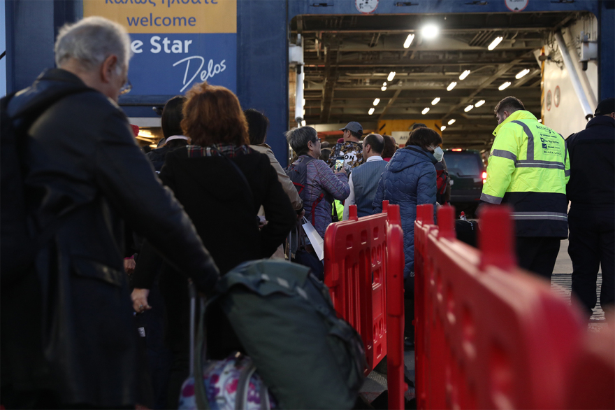 Φεύγουν οι εκδρομείς του Πάσχα για τα νησιά, αυξημένη κίνηση στα λιμάνια, δείτε φωτογραφίες
