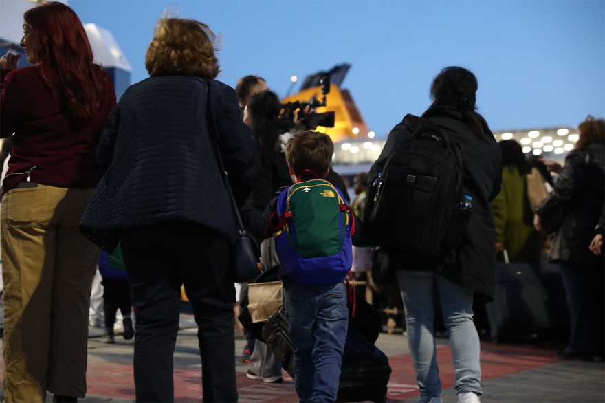 Φεύγουν οι εκδρομείς του Πάσχα για τα νησιά, αυξημένη κίνηση στα λιμάνια, δείτε φωτογραφίες
