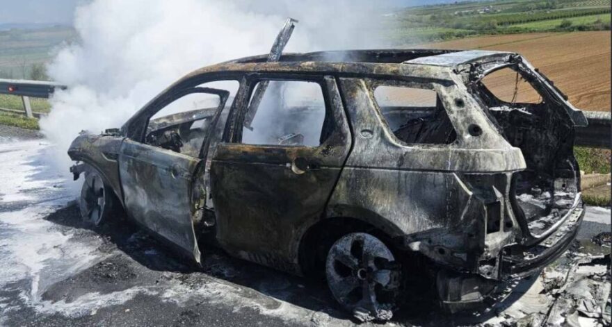 Αυτοκίνητο κάηκε ολοσχερώς στην Ιόνια οδό, κοντά στη Γουριώτισσα Αγρινίου, δείτε φωτογραφίες