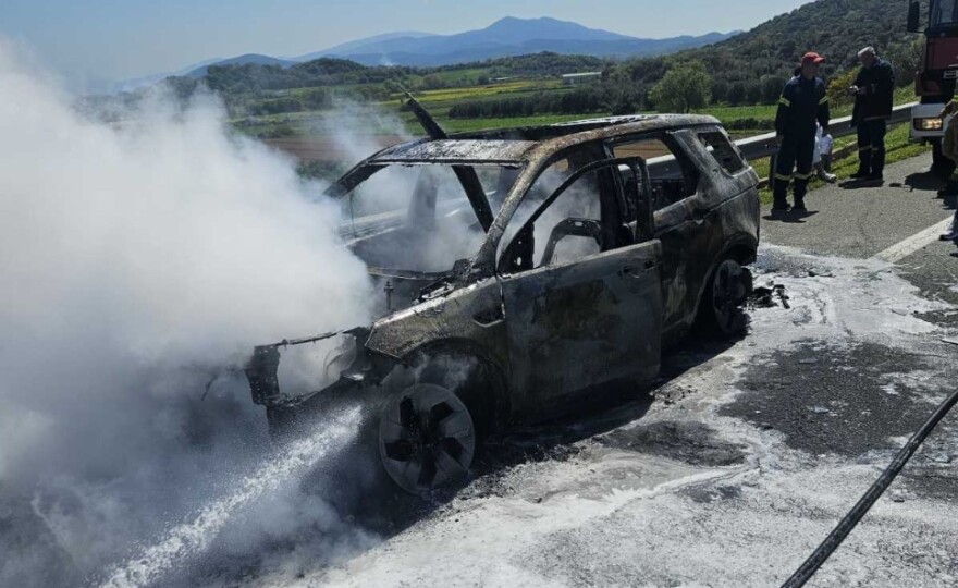 Αυτοκίνητο κάηκε ολοσχερώς στην Ιόνια οδό, κοντά στη Γουριώτισσα Αγρινίου, δείτε φωτογραφίες