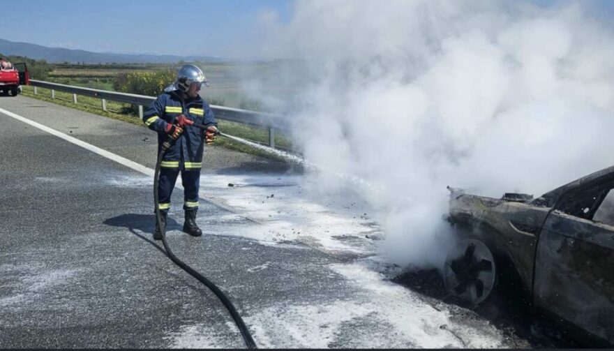 Αυτοκίνητο κάηκε ολοσχερώς στην Ιόνια οδό, κοντά στη Γουριώτισσα Αγρινίου, δείτε φωτογραφίες