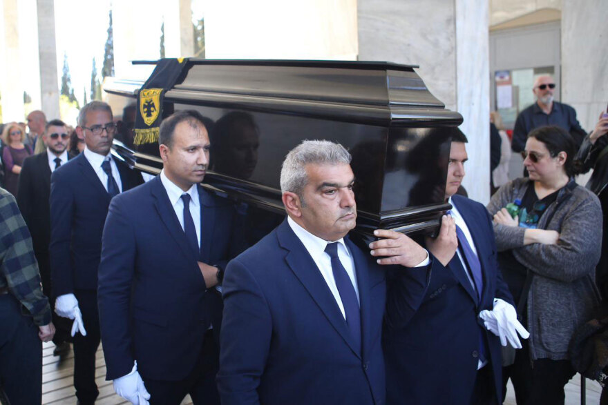 Τελευταίο αντίο στον γιο της Θεανώς Φωτίου, Βασίλη Ρίζο που έφυγε από τη ζωή στα 48 του, συντετριμμένη η οικογένεια