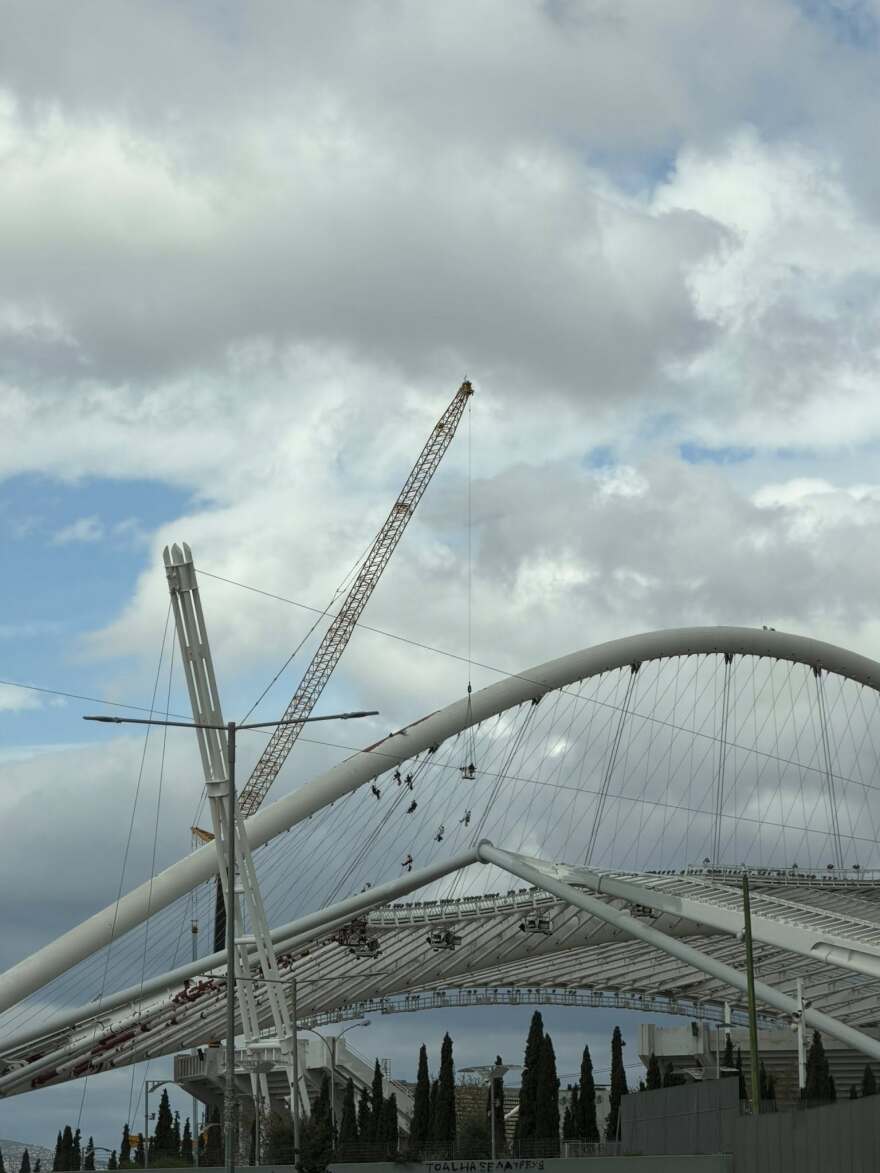 Εντυπωσιακά πλάνα από τις εργασίες στο στέγαστρο Καλατράβα στο ΟΑΚΑ, εργάτες κρέμονται από ύψος 62 μέτρων 