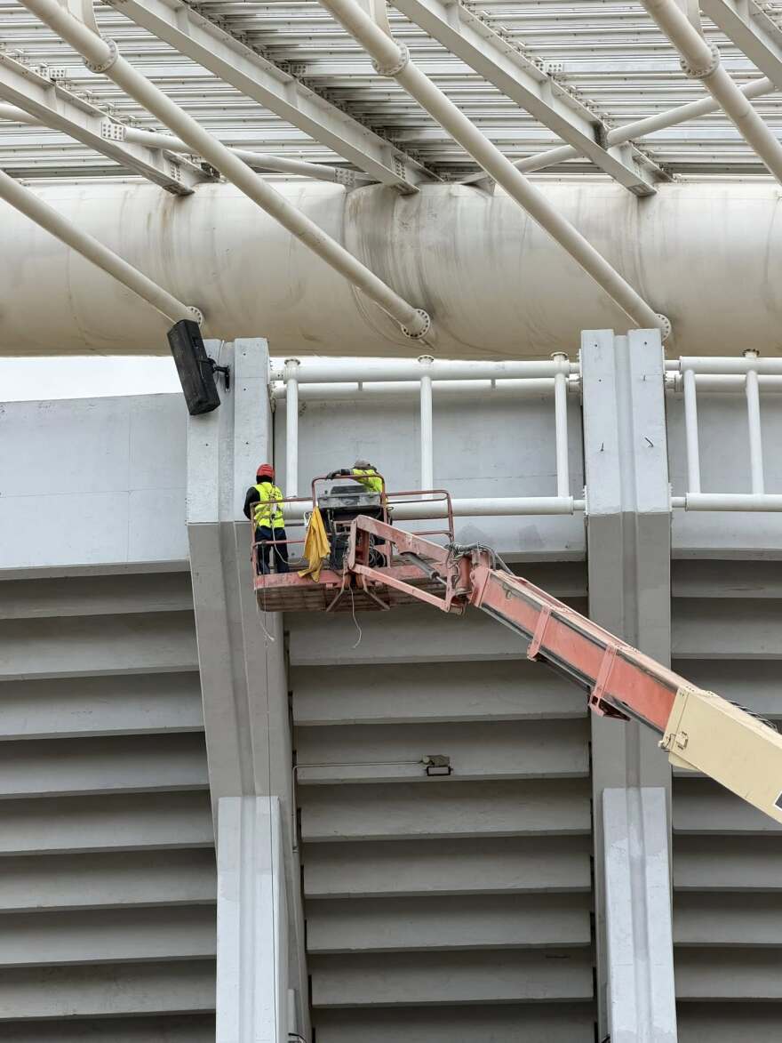 Εντυπωσιακά πλάνα από τις εργασίες στο στέγαστρο Καλατράβα στο ΟΑΚΑ, εργάτες κρέμονται από ύψος 62 μέτρων 