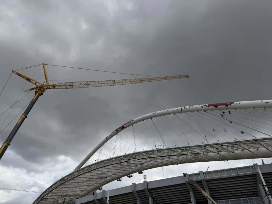 Εντυπωσιακά πλάνα από τις εργασίες στο στέγαστρο Καλατράβα στο ΟΑΚΑ, εργάτες κρέμονται από ύψος 62 μέτρων 