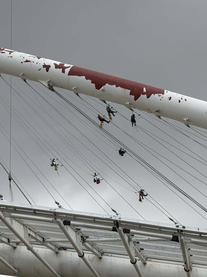Εντυπωσιακά πλάνα από τις εργασίες στο στέγαστρο Καλατράβα στο ΟΑΚΑ, εργάτες κρέμονται από ύψος 62 μέτρων 