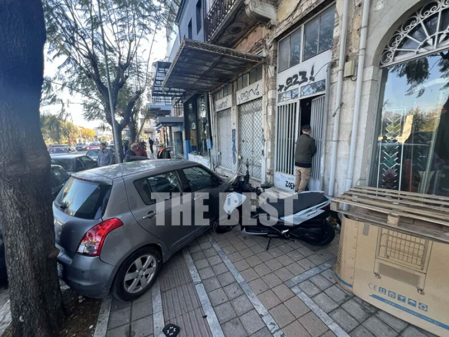 Τροχαίο στην Πάτρα, αυτοκίνητο ανέβηκε σε πεζοδρόμιο και κατέληξε σε είσοδο κτιρίου
