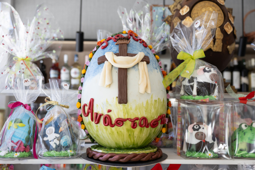 Αβγά-γίγας με τον Ακύλα και λαμπάδες Φρίντα Κάλο: Το Πάσχα στην αγορά της Θεσσαλονίκης
