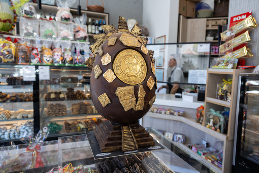 Αβγά-γίγας με τον Ακύλα και λαμπάδες Φρίντα Κάλο: Το Πάσχα στην αγορά της Θεσσαλονίκης
