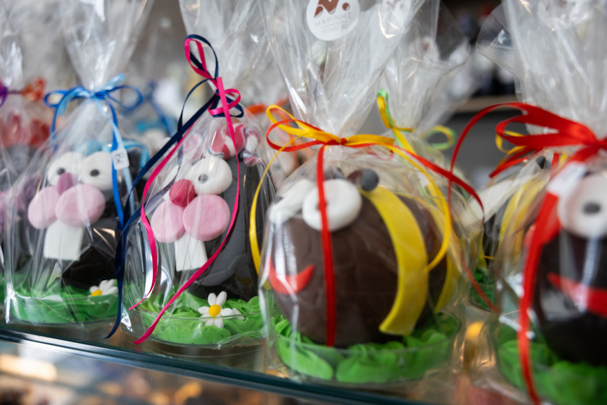 Αβγά-γίγας με τον Ακύλα και λαμπάδες Φρίντα Κάλο: Το Πάσχα στην αγορά της Θεσσαλονίκης
