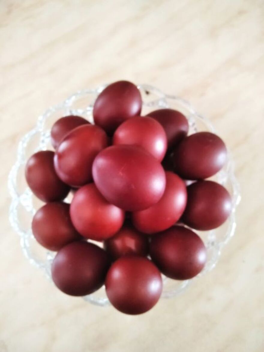 Τα ήθη και τα έθιμα της δυτικής Θεσσαλίας για τη Μ. Πέμπτη: Από το βάψιμο των αυγών με ριζάρι μέχρι τα τάματα και το ξενύχτι στον Επιτάφιο