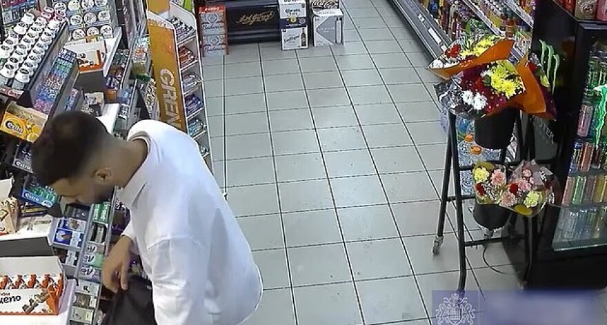 Καρέ καρέ η στιγμή που Αλγερινός κλέβει τσάντα χωρίς να γνωρίζει ότι έχει μέσα αυγό Fabergé αξίας 2 εκατ. ευρώ