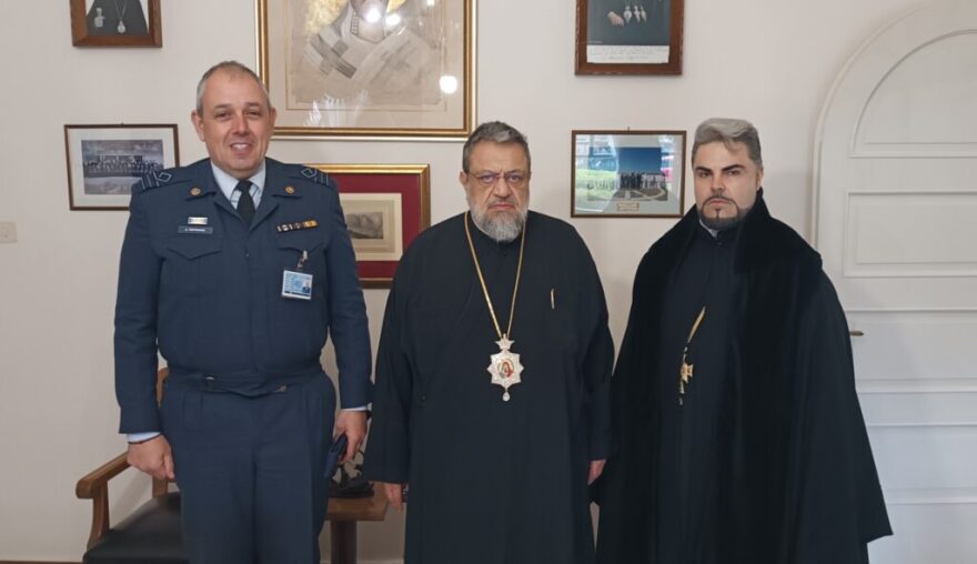 Ο νέος στρατιωτικός ιερέας της Καλαμάτας τραγουδάει Μάκη Χριστοδουλόπουλο σε μεζεδοπωλείο, δείτε βίντεο