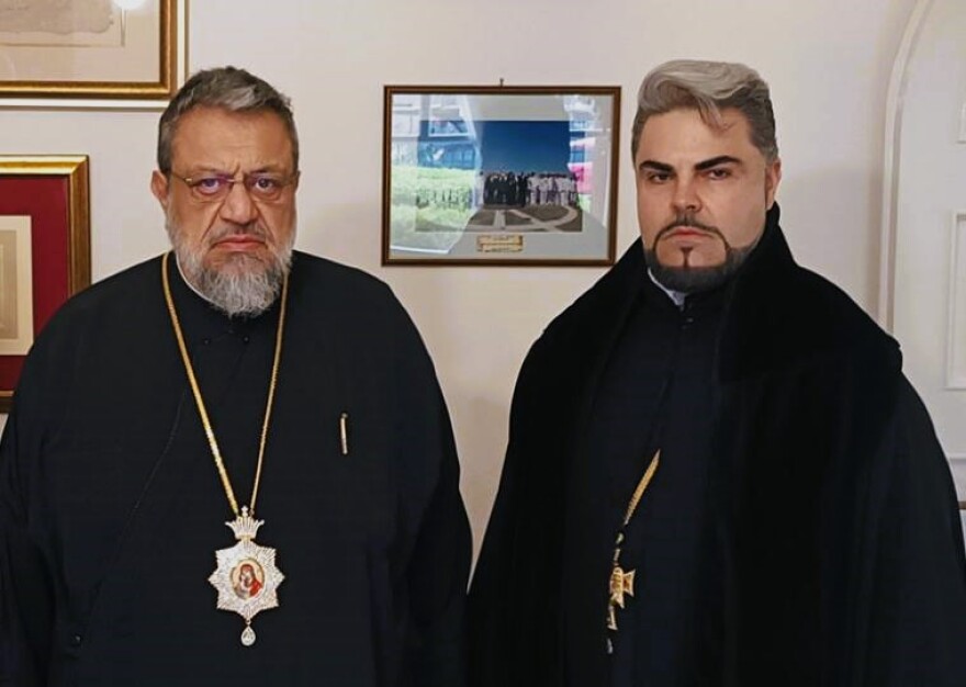 Ο νέος στρατιωτικός ιερέας της Καλαμάτας τραγουδάει Μάκη Χριστοδουλόπουλο σε μεζεδοπωλείο, δείτε βίντεο